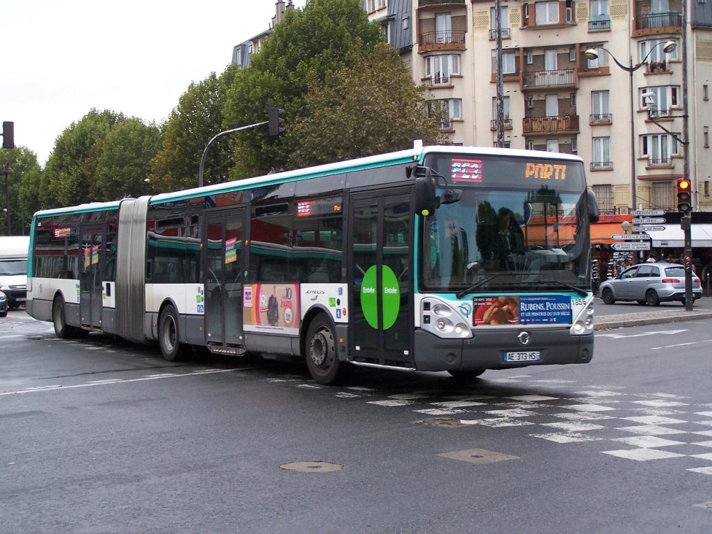 Citelis Gelenkbus Nr 1856 der Linie PC 3, an der  Porte de Clignancourt  am 04/10/10.