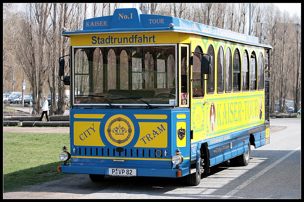  City Tram  der Fa. Kaiser-Tour fr Stadtrundfahrten. Es handelt sich hierbei um ein Nachbau nach originalen Plnen (Potsdam 08.04.2010)