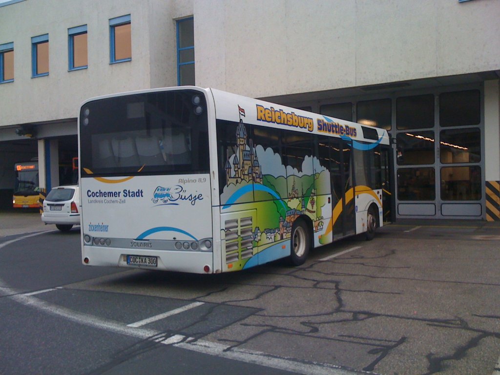 COC-KA 300 gehrt zum Fuhrpark des Koblenzer Unternehmens  Zickenheiner . Solch ein Solaris Alpino ist eher selten im Fuhrpark des Unternehmens zu sehen, da sonst ausschlielich Mercedes-Benz im Einsatz sind. Dieser Solaris ist in Cochem an der Mosel unterwegs und befrdert Touristen von der historischen Altstadt zur Reichsburg.  
(Koblenz/11.11.11)
