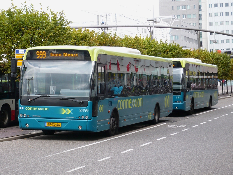 Connexxion 8459 und 8541 Busbahnhof Leiden Centraal 04-09-2010.