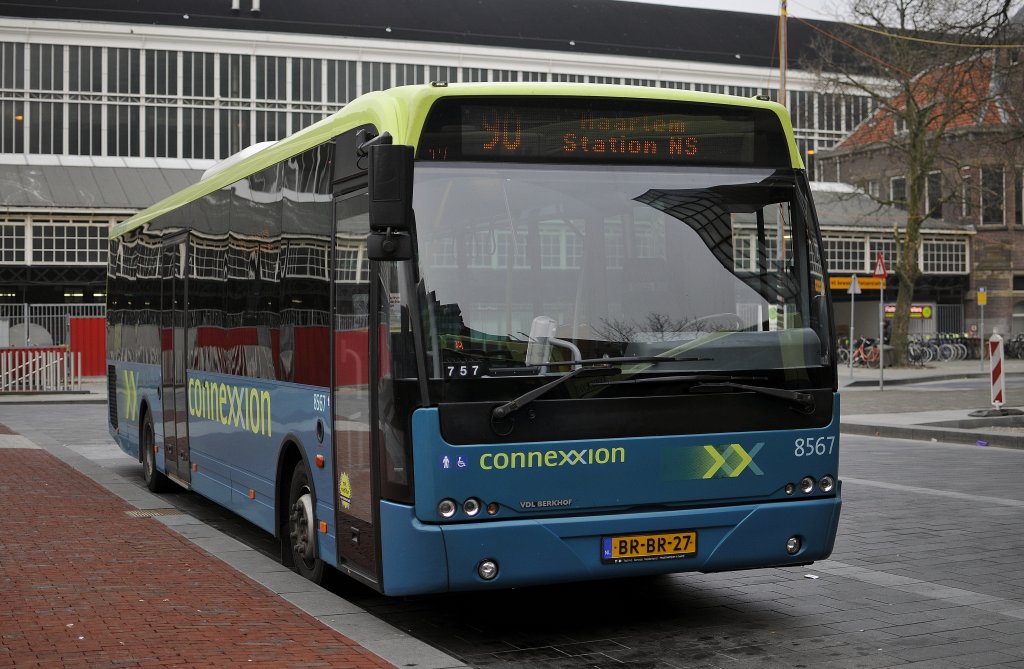 Connexxion 8567 (VDL Berkhof) mit linie 90 von Den Haag nach Haarlem am 19.02 2011.