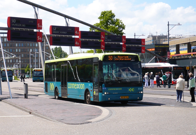 Connexxion Bus Nummer 8534. DAF VDL Berkhof Ambassador 200, baujahr 2005. Fotografiert Leiden Centraal Station am 16-06-2010.