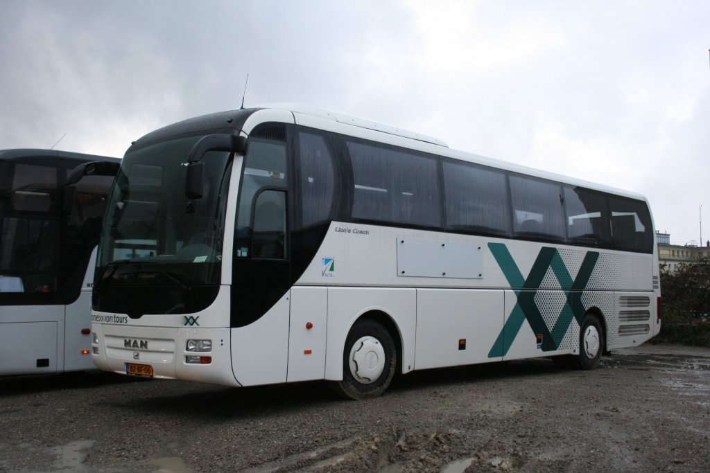 Connexxion Tours (BX BF 06) aus den Niederlanden ist mit Besucher für den Weihnachtsmarkt nach Essen gekommen.
Aufgenommen an der Hachestr in Essen am 10.12.2009.