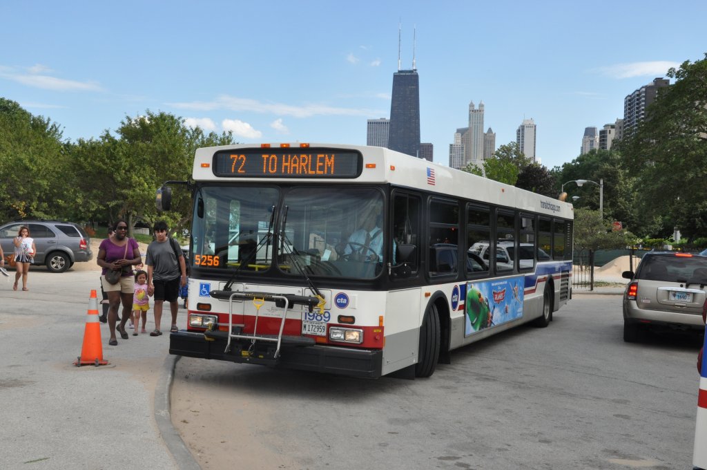 CTA, Chicago. New Flyer D40LF (Nr.1989) in Chicago, North Avenue Beach. (19.7.2013)