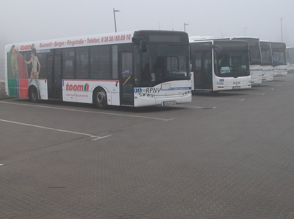 Da am Wochenende nicht viele Linienbusse auf Rgen unterwegs sind,stehen daher die meisten Busse im Busdepot in Bergen/Rgen.So habe ich am 22.Januar 2011 diese Busparade im Depot von einer Strae aufgenommen.