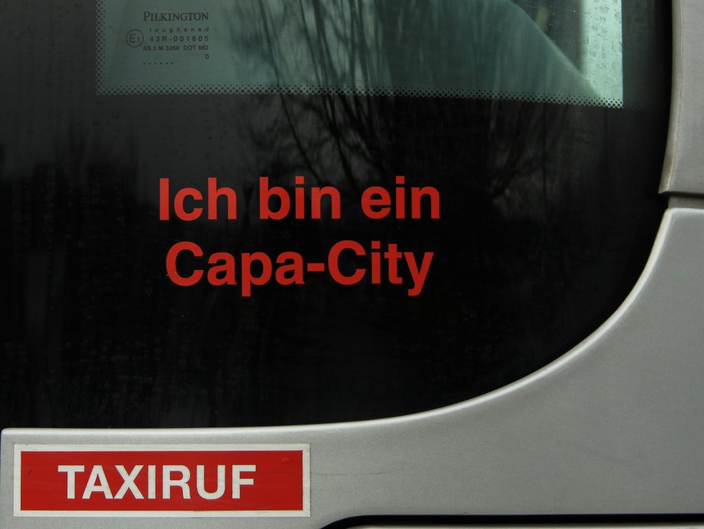 Damit es jeder Fahrgast wei, Aufkleber an der vorderen Tre eines Capa-City der ASEAG, gesehen am 21.12.2011 in der Nhe des Aachener Klinikum.