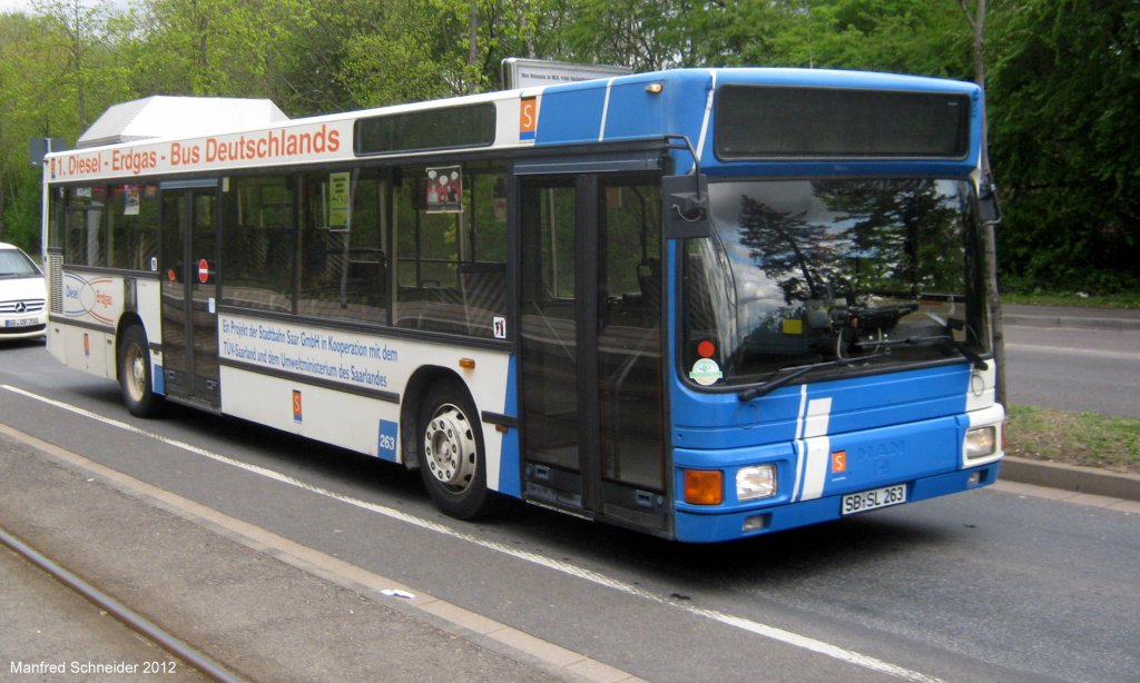Das Bild zeigt den 1ten Erdgas Diesel Bus Deutschlands. Aufgenommen habe ich das Foto im April 2012 an der Haltestelle Saarbrcken Siedlerheim.