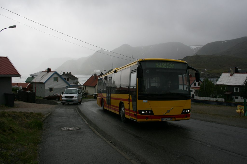 Das Dorf Honningsvg, noch 30 Kilometer sdlich des Nordkapps gelegen, hat einen eigenen Ortsbus. Zum Einsatz auf dem Netz, das die Ortsteile Nordvage, Valan und Seppoladalen erschliesst, kommt meist der einzige in Honningsvag stationierte Volvo 8700LE, mit seinen 12.9 Metern lnge eher zu gross fr die Linie. Auf diesem Bild vom 23.6.2010 hat er soeben die Steigung Richtung Seppoladalen in Angriff genommen. 