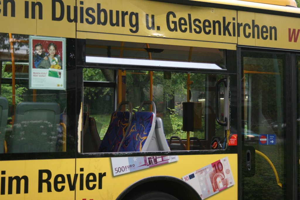 Das das erste Tor fr Wuppertal im Spiel gegen RW Essen gab es schon vor dem Anpfiff.
Der Schtze der Wuppertaler hatte mit gezielten Bierflaschenwrfen das  ziel mittig getroffen.
Der Bus hatte keine Chance mehr auszuweichen.
11.5.2010, Aufgenommen am HBF Essen.
