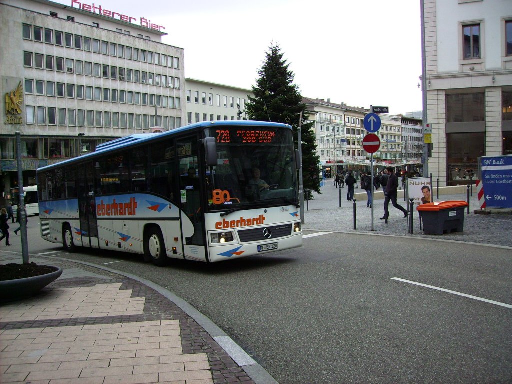 Das Fahrzeug PF-ER 128 der Firma Eberhardt ist am 03.12.2011 am Pforzheimer Leopoldsplatz auf der Linie 720 unterwegs zum Hauptbahnhof/ZOB Sd.