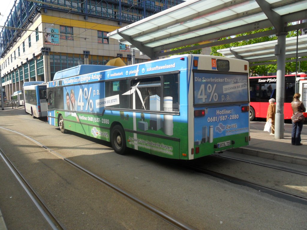 Das Foto zeigt einen alten MAN Bus mit neuer Werbung von Saarbahn und Bus. Die Aufnahme des Foto war am 15.04.2011 in Saarbrcken.