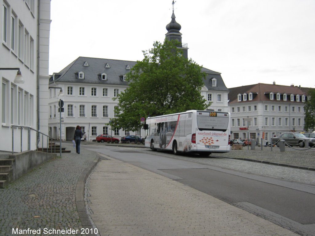 Das Foto zeigt einen Bus von Saarbahn und Bus am Saarbrcker Schloplatz. Die Aufnahme des Foto war am 25.08.2010.