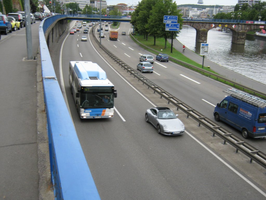 Das Foto zeigt einen MAN Bus von Saarbahn und Bus auf der A620 in Saarbrcken. Die Aufnahme des Foto war am 25.08.2010.