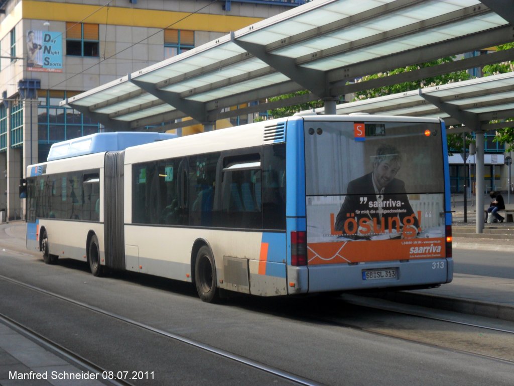 Das Foto zeigt einen MAN Gelenkbus von Saarbahn und Bus. Die Aufnahme des Foto war am 08.07.2011 am Hauptbahnhof in Saarbrcken.