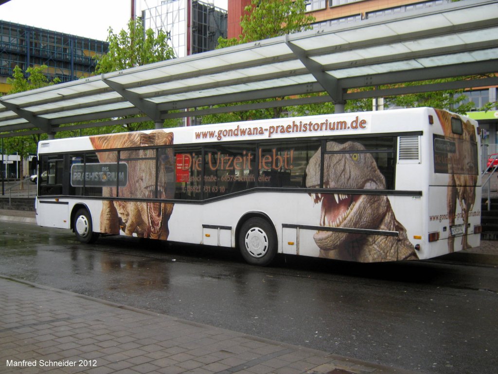 Das Foto zeigt einen Neoplan Bus am Saarbrcker Hauptbahnhof. Die Aufnahme habe ich im April 2012 gemacht.