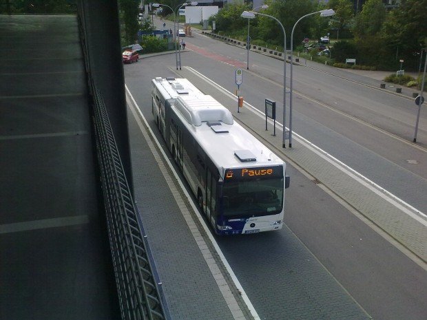 Das Foto zeigt einen der neuen Citaro-Gelenkbusse an der Haltestelle der Universitt des Saarlandes.