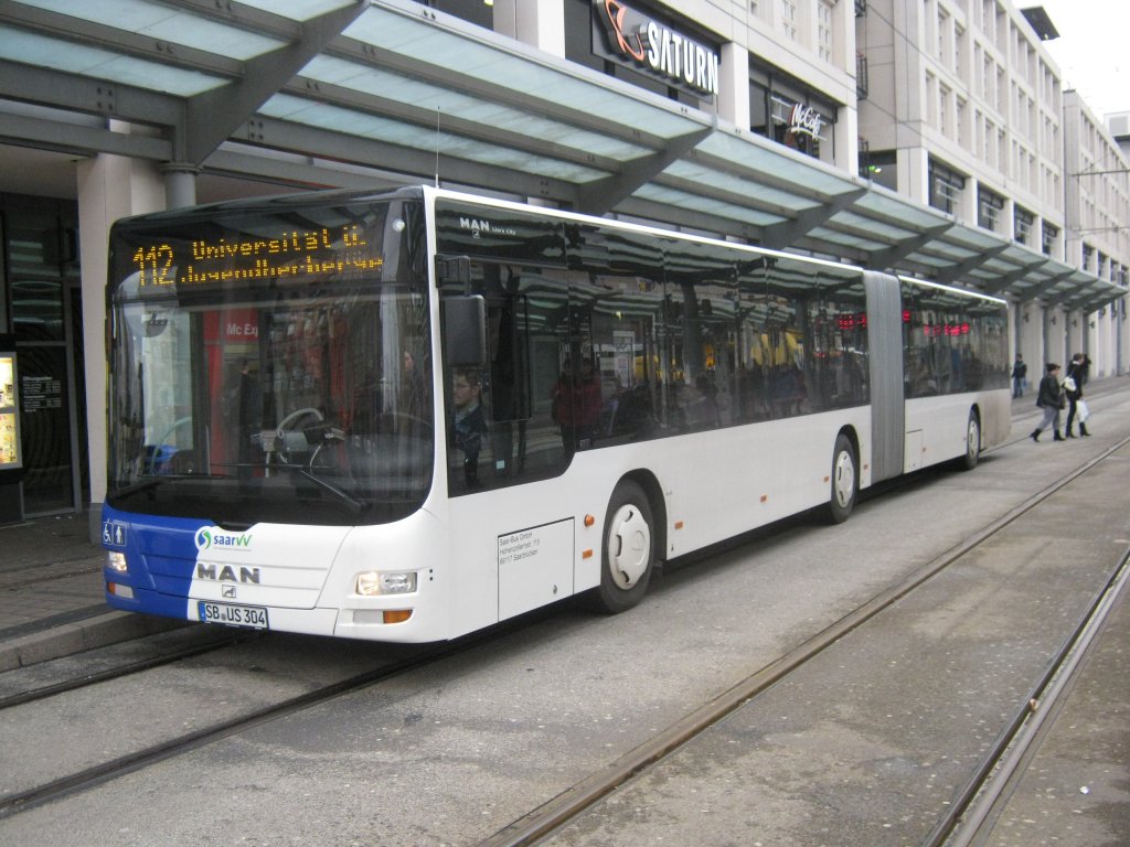 Das Foto zeigt einen neuen MAN Lions City Gelenkbus der Firma Saar Bus am Haupbahnhof in Saarbrcken. Das Foto habe ich am 14.01.2011 gemacht.