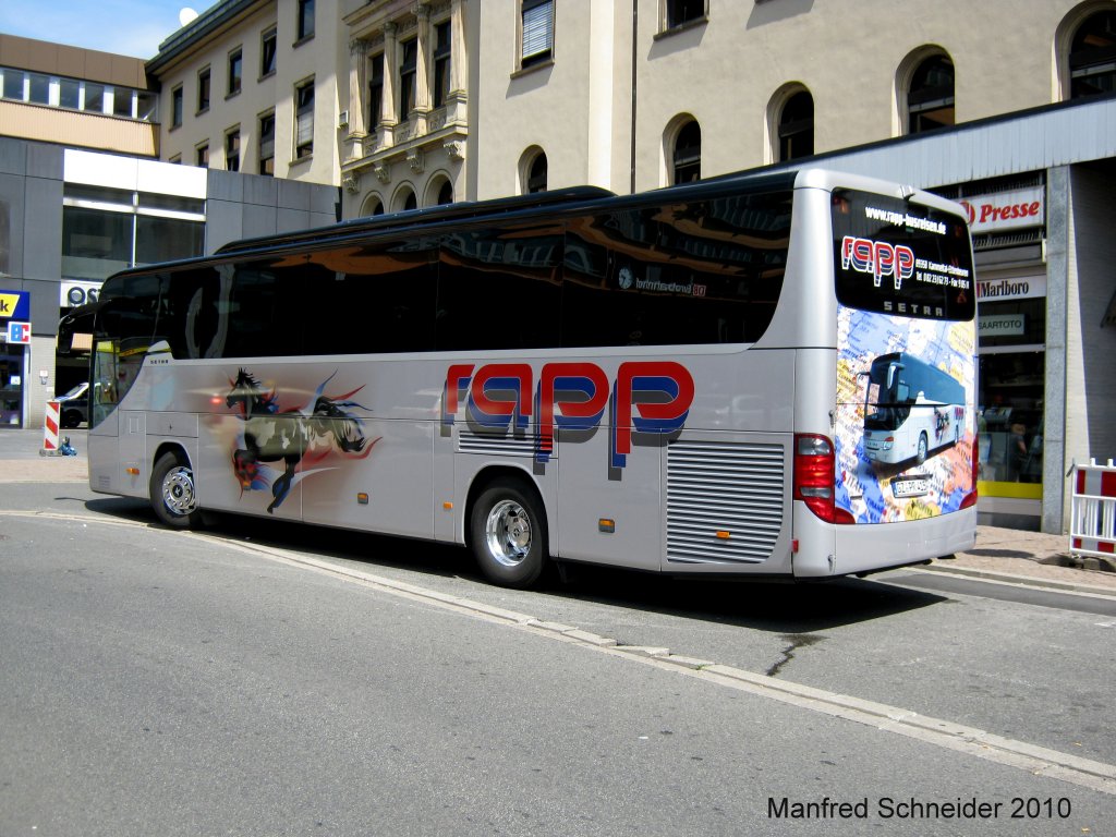 Das Foto zeigt einen Setra Reisebus in Saarbrcken am Hauptbahnhof. Die Aufnahme des Fotos war am 31.07.2010.