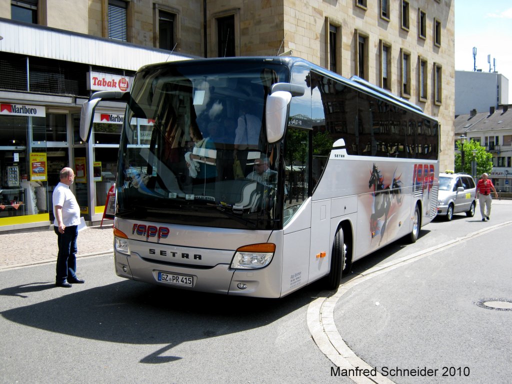 Das Foto zeigt einen Setra Reisebus in Saarbrcken am Hauptbahnhof. Die Aufnahme des Fotos war am 31.07.2010.