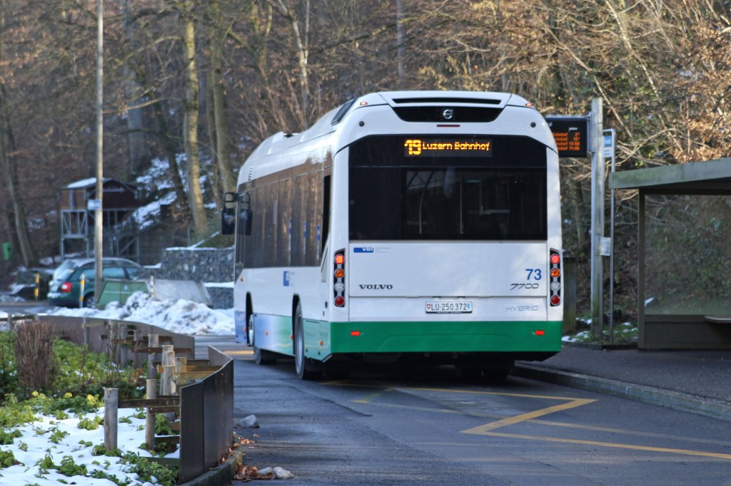 Das Heck des Volvo 7700 Hybrid Nr. 73 am 6. Februar 2011 im Friedental. Neben dem Heck wurde auch der Innenraum der Hybridbusse in grn gehalten.