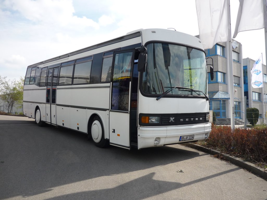 Das umgebaute Wohnmobil noch einmal von vorne Ex Setra S 215 HD.