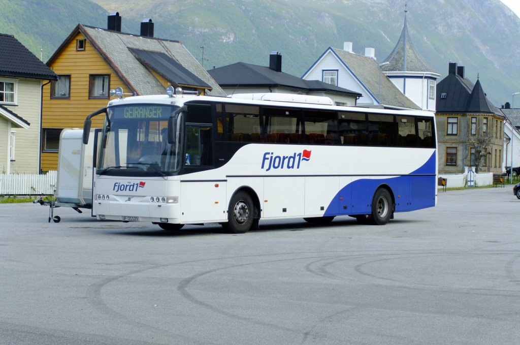 Das zweite Kurspaar fhrt ab Geiranger ber die Trollstigen und hat in ndalsnes Mittagspause. Am 3.7.2010 war hier ein lterer Volvo-Reisebus im Einsatz. 