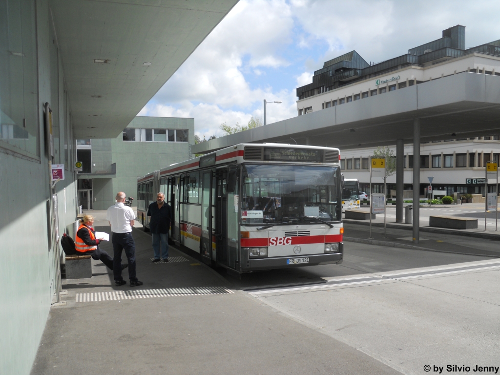 DB/Sdbadenbus FR-JA 121 (Mercedes O405G) am 2.5.2012 beim Bhf. Schaffhausen, da die Strecke Schaffhausen - Erzingen infolge Gleisbauarbeiten zwischen dem 10.4. und dme 26.5.2012 unterbrochen war.