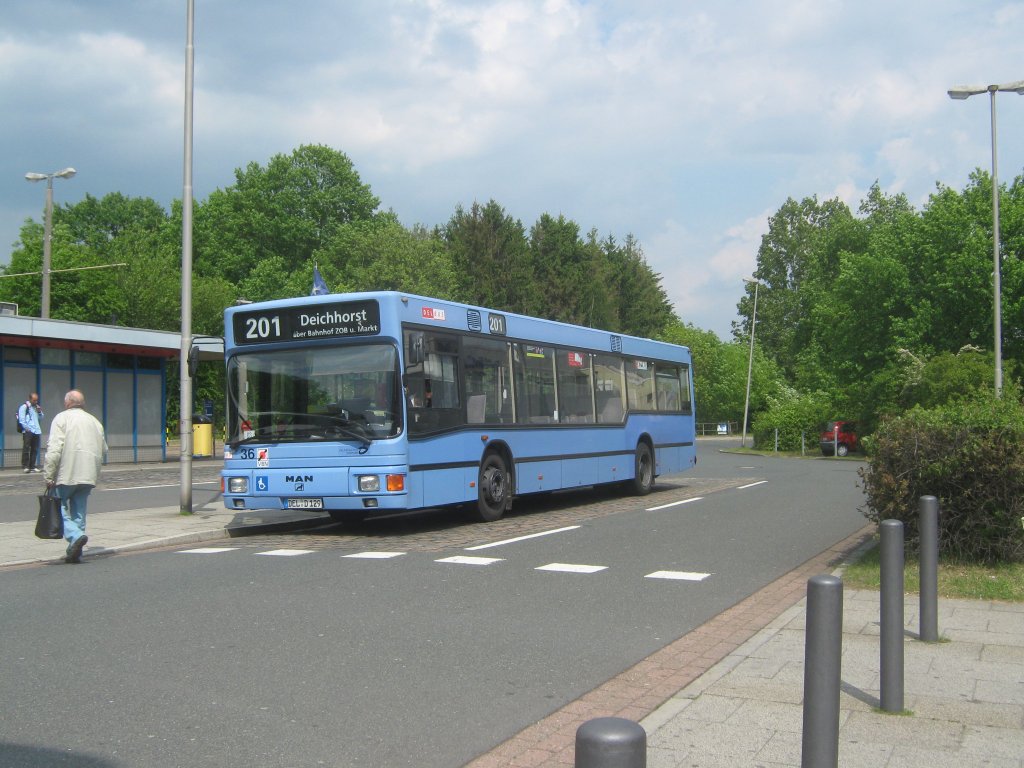 Delbus Wagen 36, ein MAN NL202 aus dem Jahr 1995 noch mit dem Euro1 standart. Da in Delmenhorst keine Umweltzone ist, kann man diese Fahrzeuge dort noch finden, aber auch hier sind die NL202 auch hier leider vom aussterben bedroht. Ich bin ja gespannt, wie lange man die restlichen NL202 noch in Delmenhorst finden wird. Hier steht der Bus gerade am Roland Center in Bremen Huchting. 

Aufgenommen am 28.05.2010