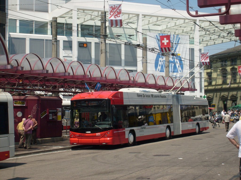 Der 101-er beim Bahnhofplatz am 27. Juni 2010 (Albanifest). Stadtbus war in den ersten drei Monaten zufrieden mit den neuen Fahrzeugen von  Hess , es gab weniger Strungen als bei frheren Neuanschaffungen.