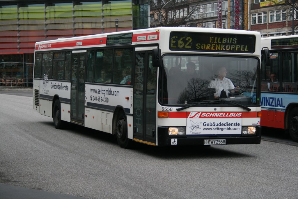 Der 1994 gebaute Schnellbus 6558, ein MB O405N1, der HHA am 8.April 2010 auf der Eilbuslinie E62 nach Rahlstedt in U Wandsbek Markt