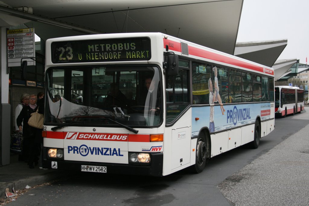 Der 1994 gebaute Schnellbus 6582, ein MB O405N1, der HHA am 8.April 2010 auf der Linie 23 in Richtung Niendorf in U Wandsbek Markt.  
