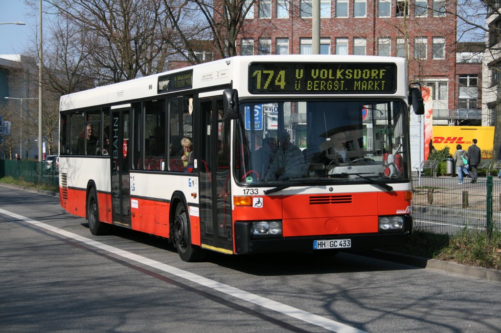 Der 1997 gebaute MB O405N2 der HHA mit der Nummer 1733 am 14.April 2010 auf der Linie 174 nach Volksdorf in S Poppenbttel.
