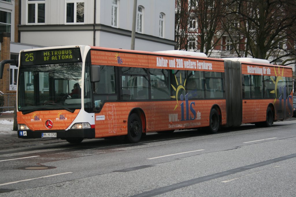 Der 2000 gebaute Gelenkbus 7027 der HHA mit Vollwerbung fr die Fernschule ILS.   