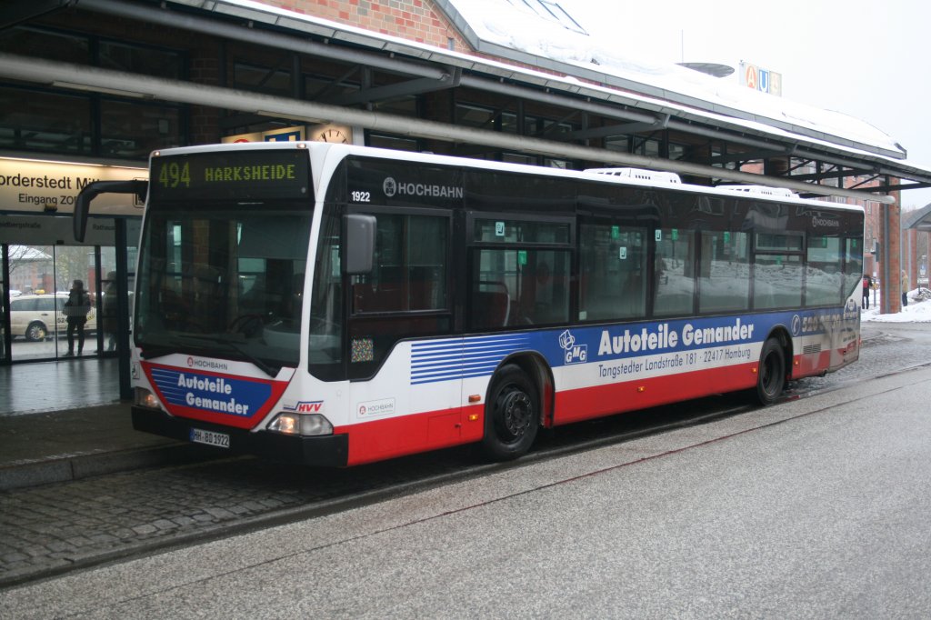 Der 2001 gelieferte Euro-2 Citaro mit Werbung fr Autoteile Gemander am 18.Februar 2010 in Norderstedt Mitte der Bus ist im brigen grer als der Laden fr den er Werbung macht.