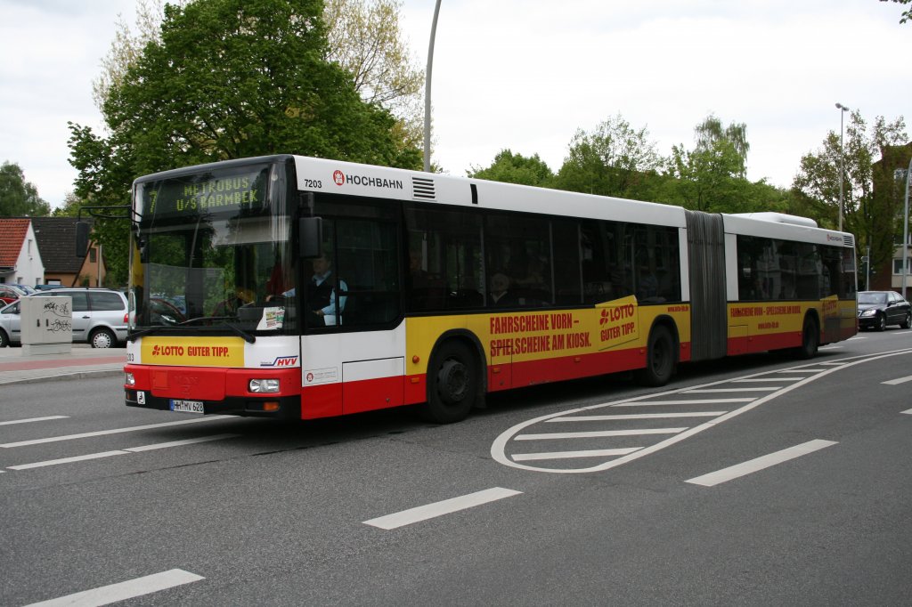 Der 2002 an die HHA gelieferte MAN NL363 mitder Nummer 7203 am 14.Mai 2010 bei der Einfahrt in die Busanlage Barmbek. 
