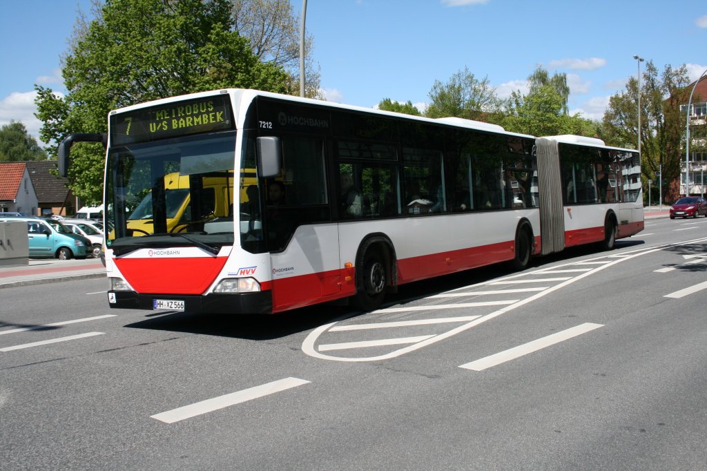 Der 2002 fr die HHA gebaute MB O530G mit der Nummer 7212 am 5.Mai 2010 auf der Metrobuslinie 7 in Barmbek