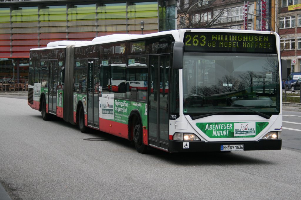 Der 2002 gebaute Gelenkbus vom Typ MB O530(Citaro)G der HHA am 8.April 2010 in U Wandsbek Markt