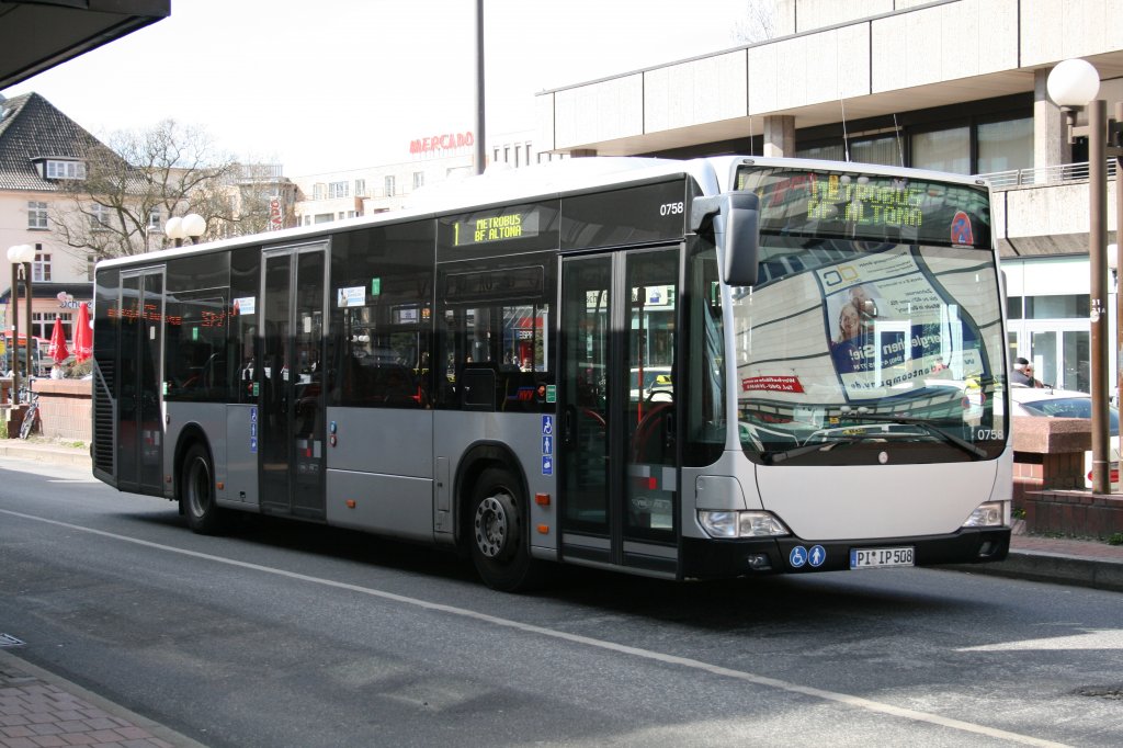 Der 2007 gebaute Citaro(Facelift) der PVG in der 3-Trer Variante am 15April 2010 auf der Linie 1 am Bf.Altona. 