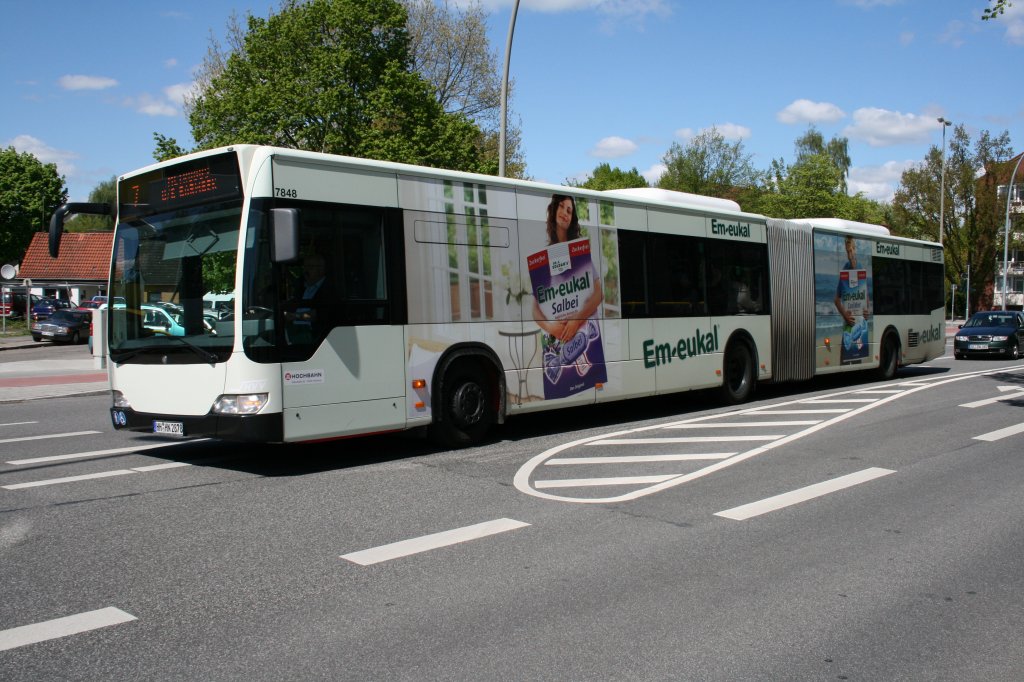 Der 2008 fr die HHA gebaute Gelenkbus vom Typ MB O530G(Facelift) mit der Nummer 7848 am 5.Mai 2010 bei der Einfahrt in die Busanlage Barmbek