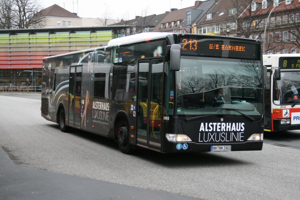 Der 2008 gebaute Citaro(Facelift) der HHA mit Werbung fr das Alsterhaus am 8.April 2010 auf der neuen Linie 213 nach Barmbek. Aufgenommen Wandsbek Markt.