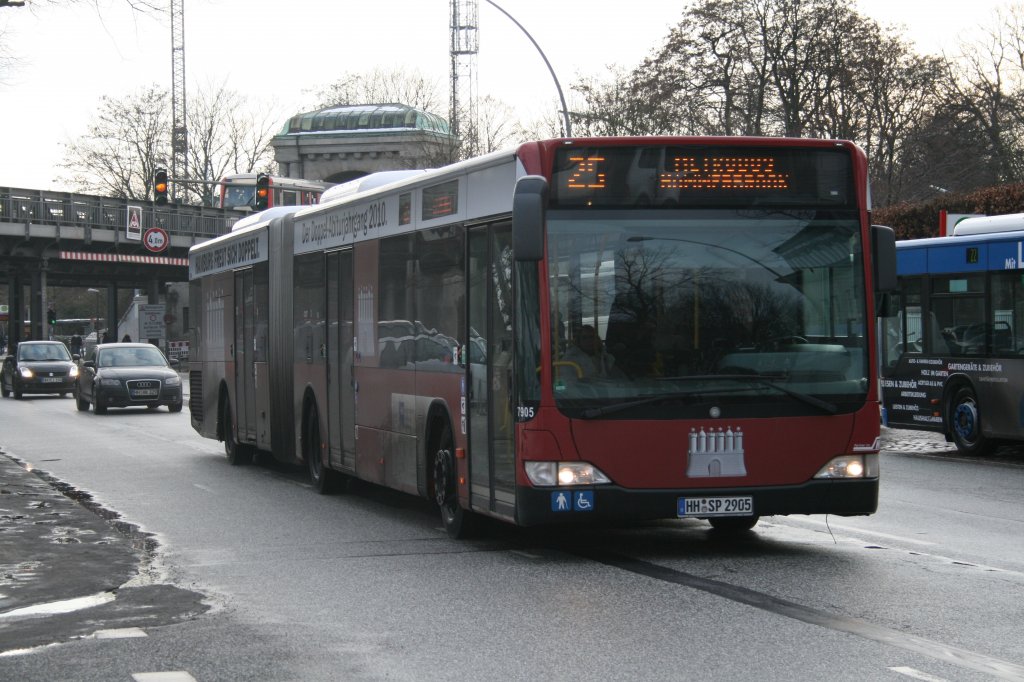 Der 2008 gebaute Gelenkbus 7909 mit Vollwerbung fr den Doppelabiturjahrgang 2010 am 19.Februar 2010 auf der Linie 25 in U-Kellinghusenstrae. 