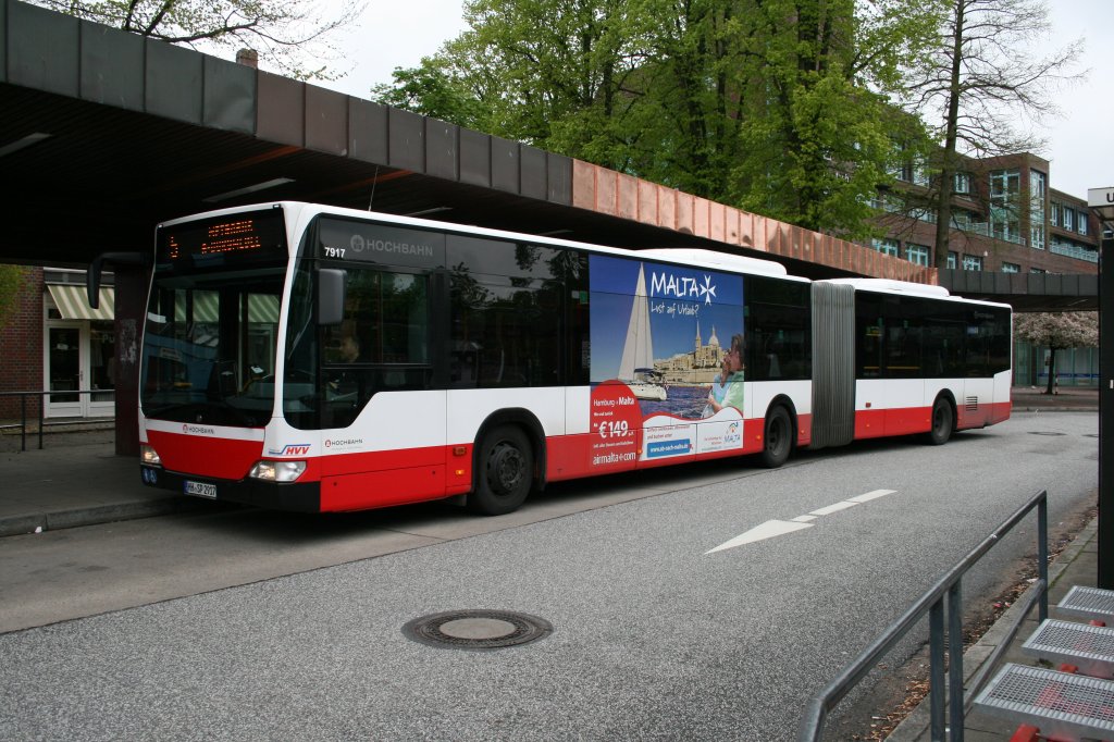Der 2009 an die HHA gelieferte Gelenkbus vom Typ MB O530 G mit der Nummer 7917 am 13.Mai 2010 auf der Linie 5 in Niendorf Markt

