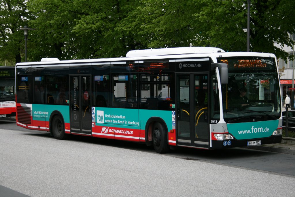 Der 2009 fr die HHA als Schnellbus gebaute Citaro(Facelift) mit der Nummer 6913 und Werbung fr FOM am 14.Mai 2010 auf der Linie 39 in Wandsbek Markt
