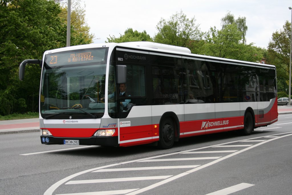 Der 2009 gebaute Citaro mit der Nummer 6923 wurde der Hochbahn als Schnellbus beschafft und eingesetzt. Hier am 14.Mai 2010 auf der Linie 23 in Barmbek