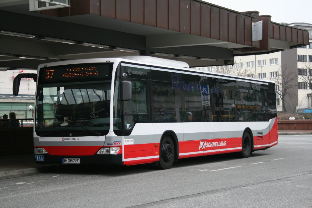 Der 2009 gebaute Schnellbus 6931 der HHA am 8.April 2010 auf der Linie 37 nach Schenefeld in Bf. Altona.
