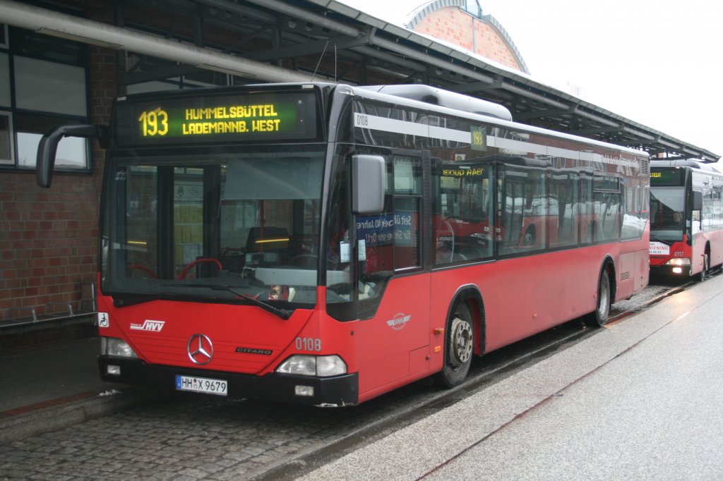 Der 3 trer Citaro 0108 der VHH Betriebsstelle Quickborn am 18.Februar 2010 Am U und AKN Bahnhof Norderstedt Mitte.
