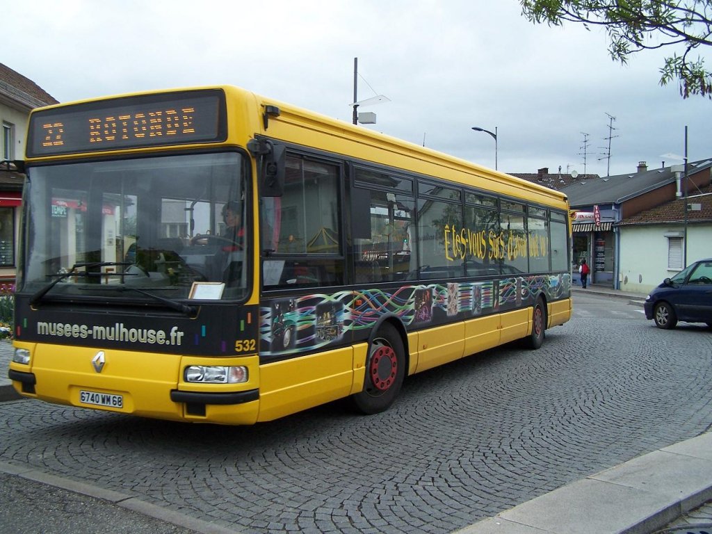 Der Agora Nr 532 trgt eine Werbung ber die verschiedenen Museen in Mulhouse. Hie auf Linie 22 am 06/05/10.