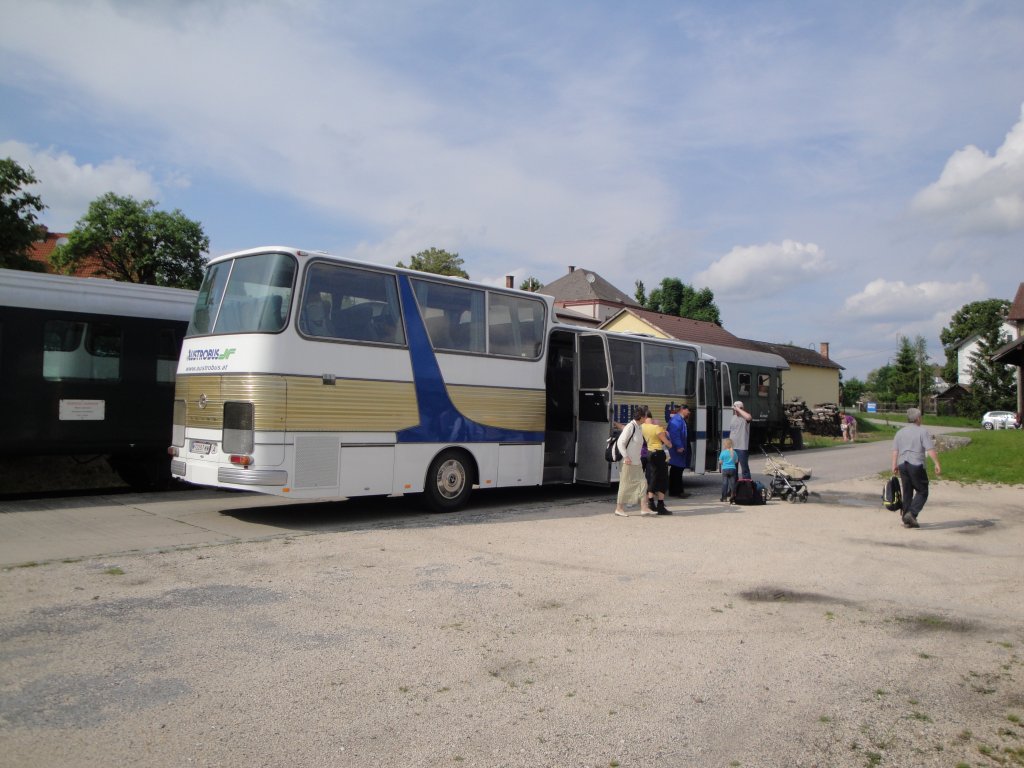 Der am 29.5.10 eingesetzte Naturparkbus Leiser Berge steht beim Bahnhof Ernstbrunn