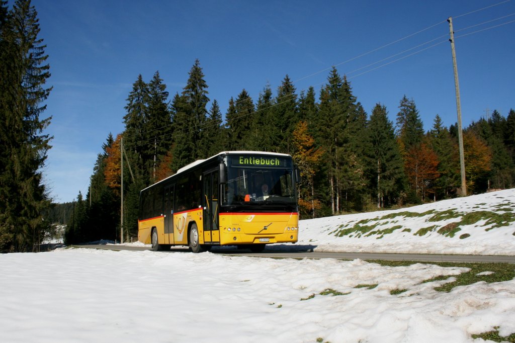 Der aussergewhnlich frhe Wintereinbruch (auf knapp 1000 Metern ber Meer lagen vor einer Woche gut 20 Zentimeter Schnee) ermglicht in den Voralpen fr einmal Aufnahmen mit Schnee und rot gefrbten Bumen gleichzeitig. Das Foto zeigt LU 15'110 (PU Huber, Entlebuch) am 29.10.2010 kurz vor der Endstation Gfellen. 