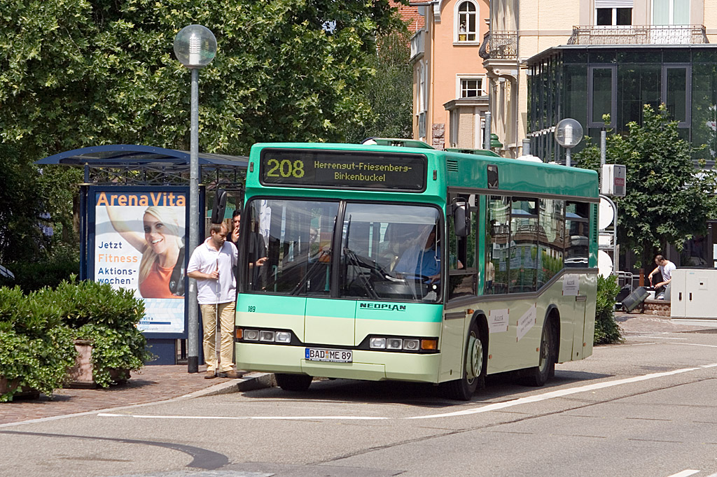 Der BAD-ME 89 wird hauptschlich auf der Innenstadtlinie 208, die als Ringlinie den Innenstadtbereich von Baden-Baden bedient, als der Midibus an der Haltstelle am Festspielhaus / Alter Bahnhof am 6. Juni 2007 hielt.